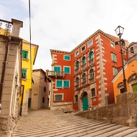 Sunny & Stunning Apartman *
